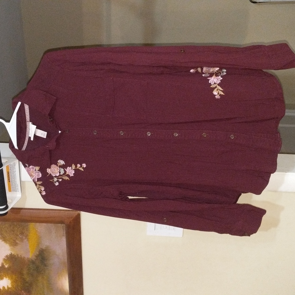 Knox Rose Burgundy Button down Shirt with Embroidered Flowers. Size: Medium